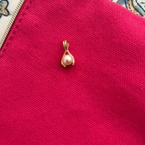 Pearl and gold pendant